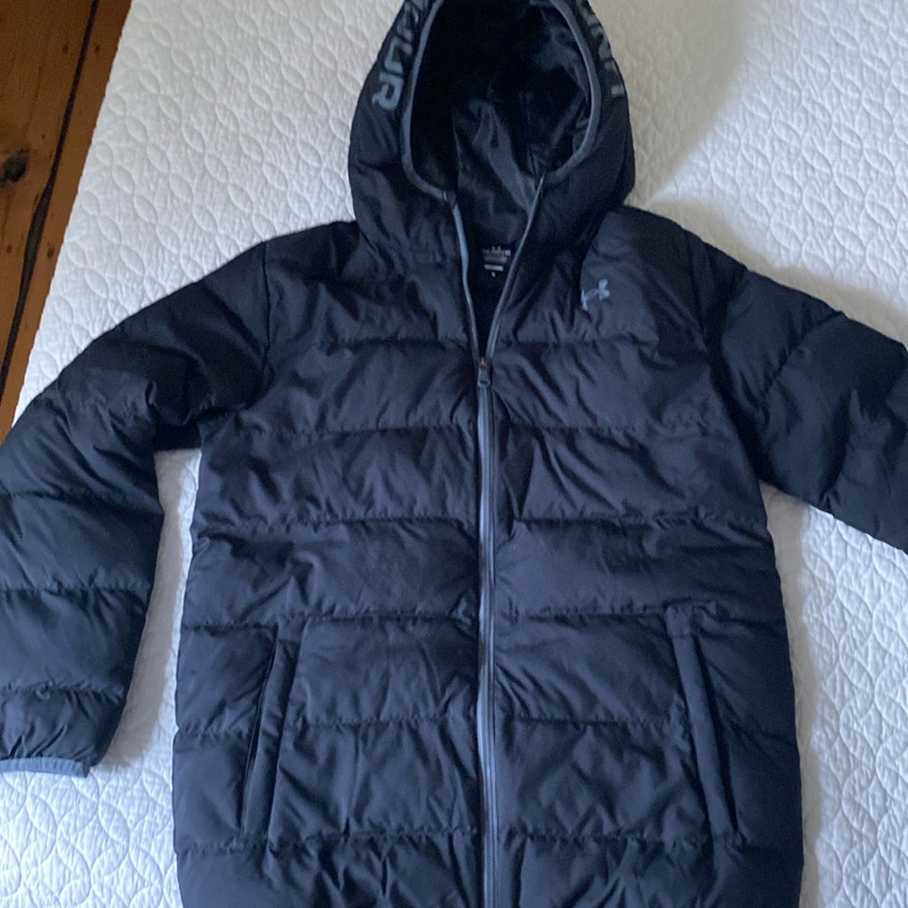 EUC Under Armour puffer coat youth XL in classic black.